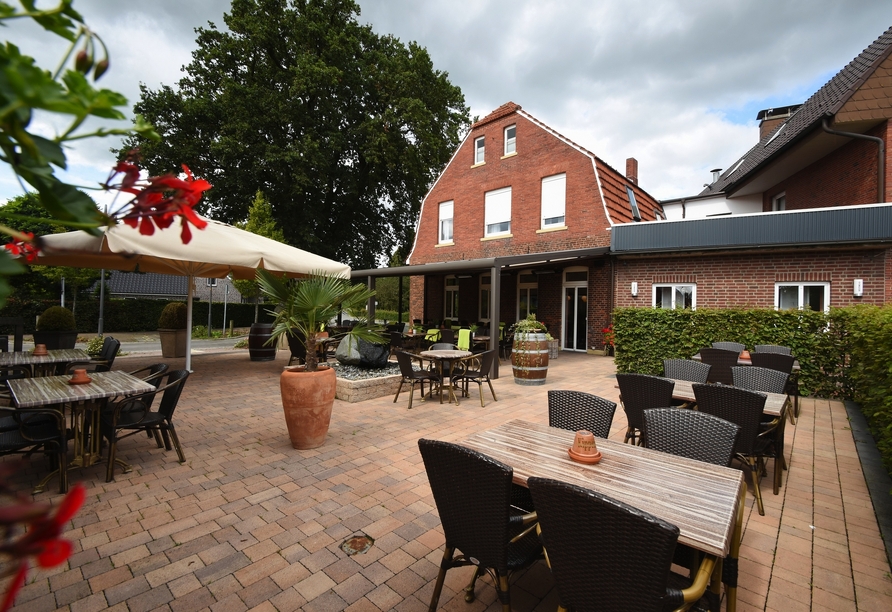 Bei schönem Wetter lockt die gemütliche Hotelterrasse an die frische Luft.