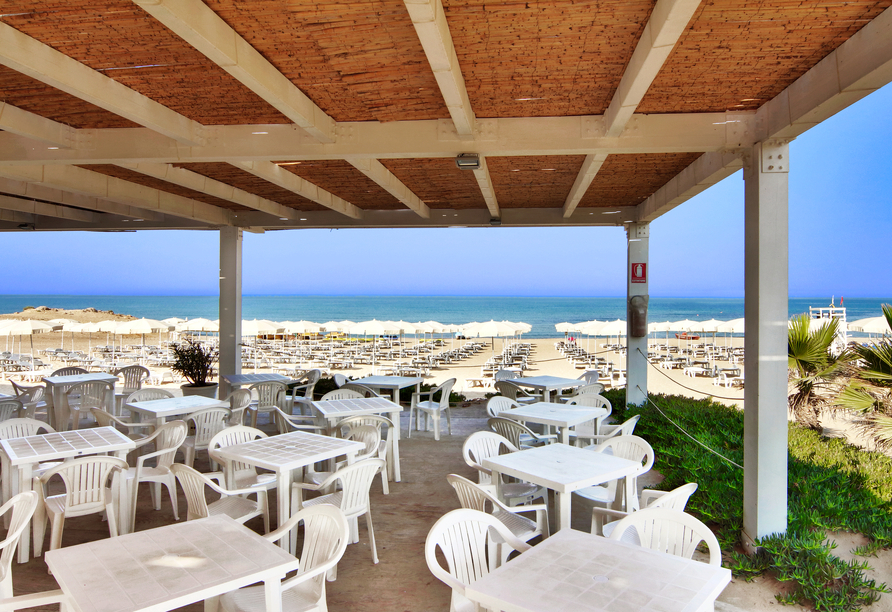 Am hoteleigenen Strand befindet sich ein Restaurant mit herrlichem Ausblick.