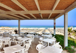 Am hoteleigenen Strand befindet sich ein Restaurant mit herrlichem Ausblick.