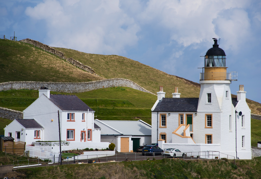 Je nach Reisetermin besuchen Sie Scrabster an der Nordküste Schottlands, wo Sie von einem Leuchtturm empfangen werden.