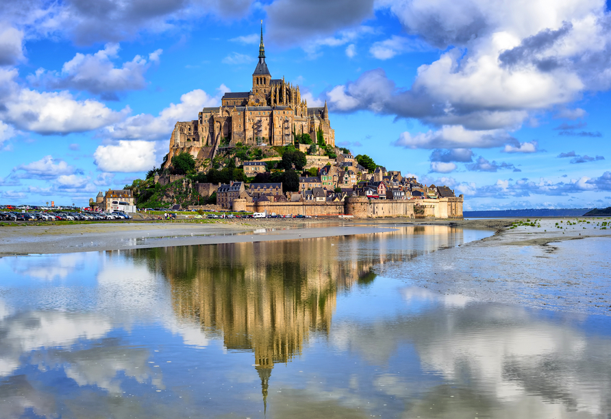 Ab Cherbourg-Octeville haben Sie die Möglichkeit, einen Ausflug zum eindrucksvollen Mont-Saint-Michel in der Normandie zu machen.