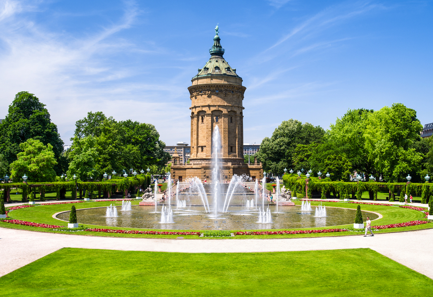 Freuen Sie sich auf den Wasserturm, eines der bekanntesten Wahrzeichen Mannheims, umgeben von grünen Parkanlagen.