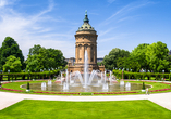 Freuen Sie sich auf den Wasserturm, eines der bekanntesten Wahrzeichen Mannheims, umgeben von grünen Parkanlagen.
