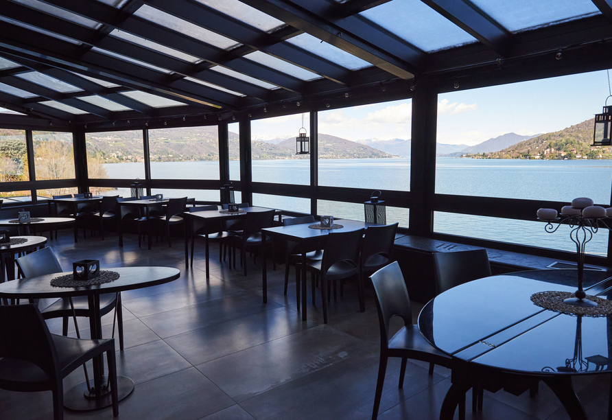 Genießen Sie das Essen im Hotel mit Blick auf den See und ganz viel Urlaubsgefühl.