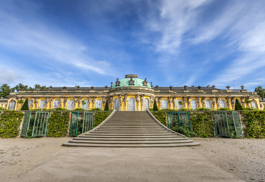 Unternehmen Sie einen Ausflug zum prachtvollen Schloss Sanssouci in Potsdam.