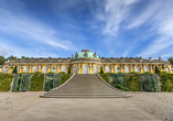 Unternehmen Sie einen Ausflug zum prachtvollen Schloss Sanssouci in Potsdam.