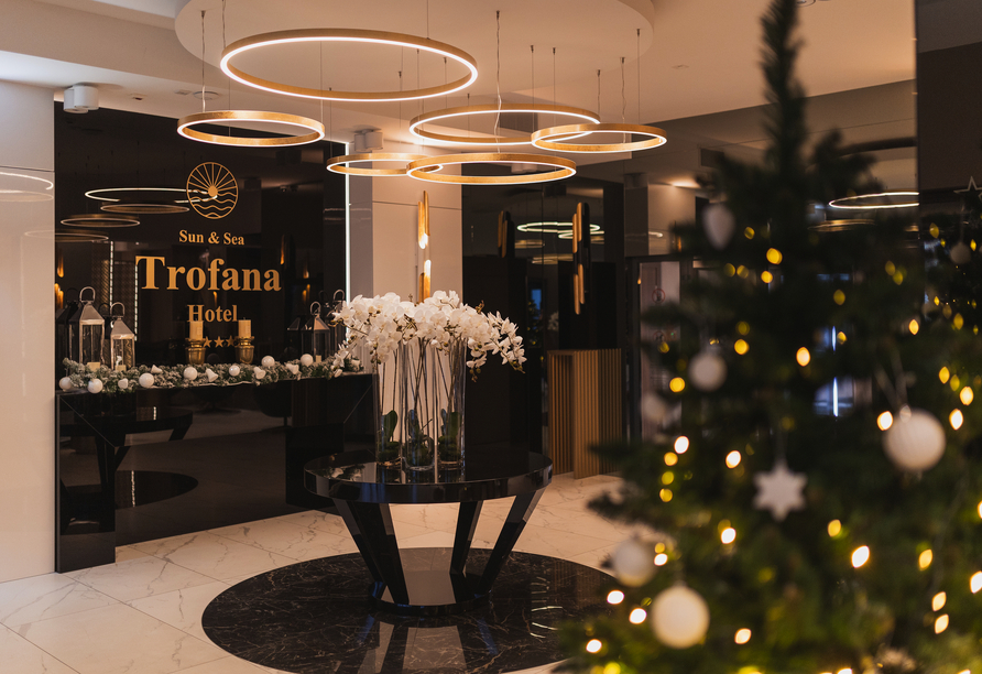 Das Hotel Trofana Sun & Sea empfängt Sie mit einer festlich geschmückten Lobby.