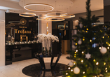 Das Hotel Trofana Sun & Sea empfängt Sie mit einer festlich geschmückten Lobby.