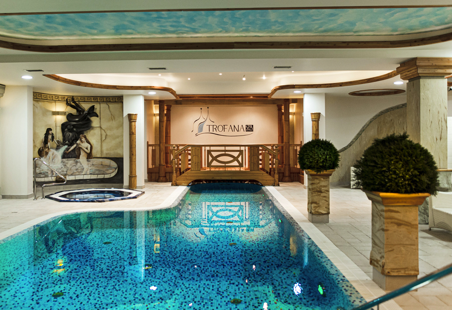 Entspannen Sie im Wellnessbereich mit Hallenbad.