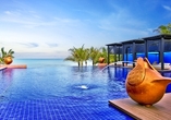 Ziehen Sie Ihre Bahnen im Infinity-Pool des Ace of Hua Hin Resorts.