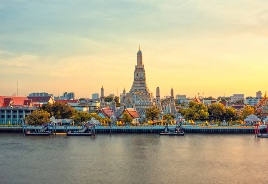 Herzlich willkommen in Thailand, das Sie mit atemberaubenden Sehenswürdigkeiten wie dem Wat Arun Tempel begrüßt.