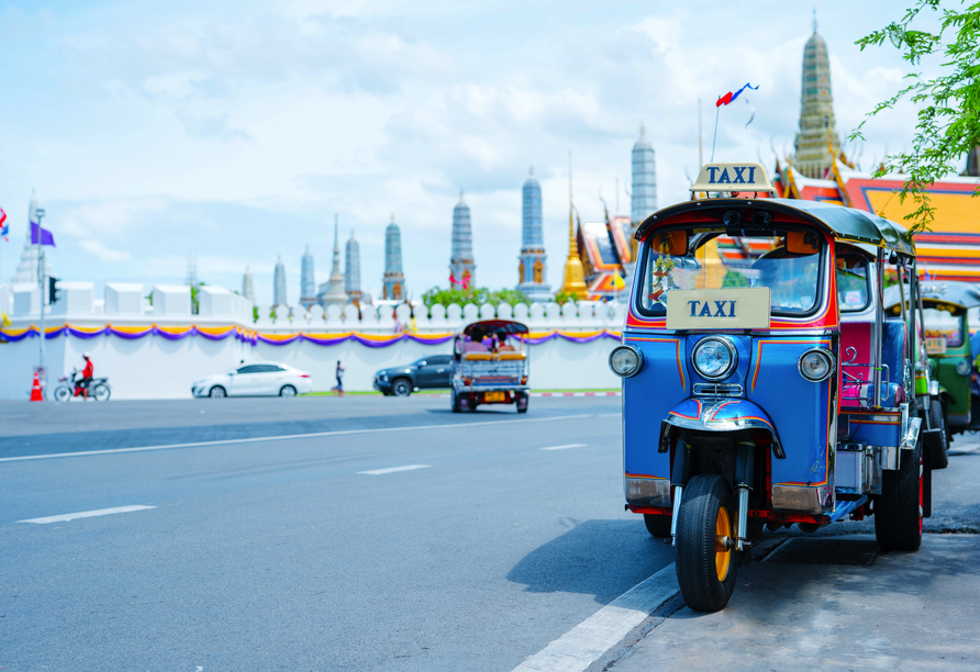 Bangkok lässt sich auch prima im Tuk-Tuk erkunden, das Nummer-1-Transportmittel in Thailand.