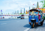 Bangkok lässt sich auch prima im Tuk-Tuk erkunden, das Nummer-1-Transportmittel in Thailand.