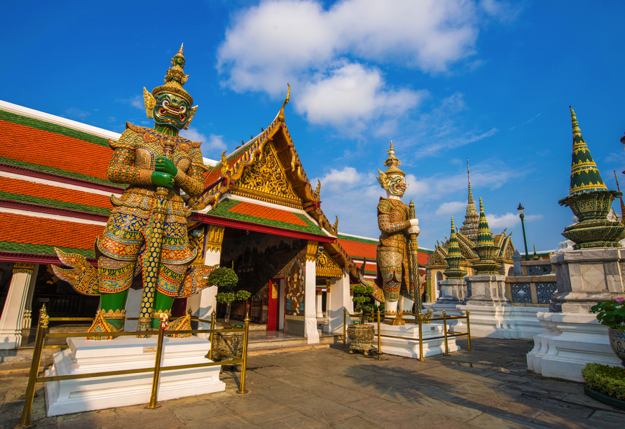 Bewundern Sie den Smaragd-Buddha im Tempel Wat Phra Kaew.