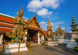 Bewundern Sie den Smaragd-Buddha im Tempel Wat Phra Kaew.