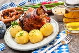 Bayerische Klassiker wie Schweinshaxe sollten Sie sich nicht entgehen lassen.