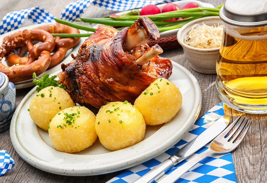 Bayerische Klassiker wie Schweinshaxe sollten Sie sich nicht entgehen lassen.