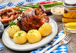Bayerische Klassiker wie Schweinshaxe sollten Sie sich nicht entgehen lassen.