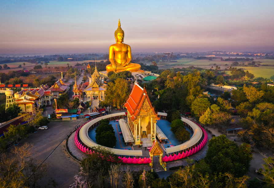 Die beeindruckende Buddha-Statue im Wat Muang Tempel werden Sie immer in Erinnerung behalten.