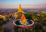 Die beeindruckende Buddha-Statue im Wat Muang Tempel werden Sie immer in Erinnerung behalten.