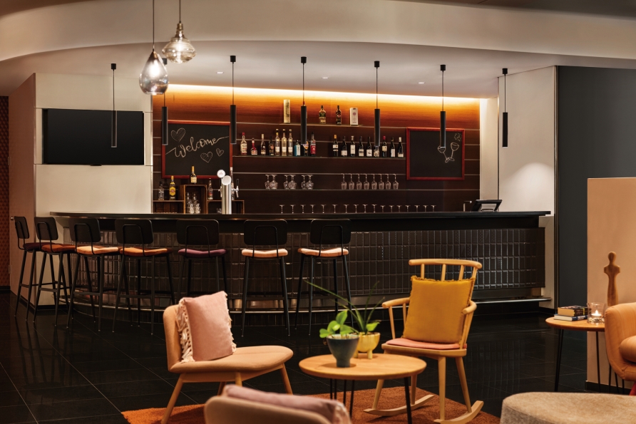 Genießen Sie ein leckeres Getränk an der Hotelbar.