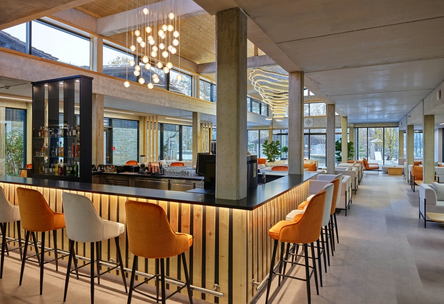 Genießen Sie den stilvollen Charme der Lobby mit einer gemütlichen Bar – der perfekte Ort für entspannte Stunden.
