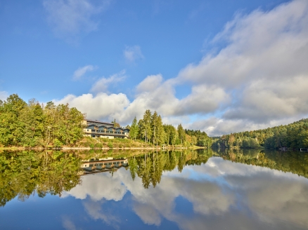 Der Dreiburgensee direkt vor der Tür – eine malerische Kulisse für Ihre Auszeit und unvergessliche Momente in der Natur.