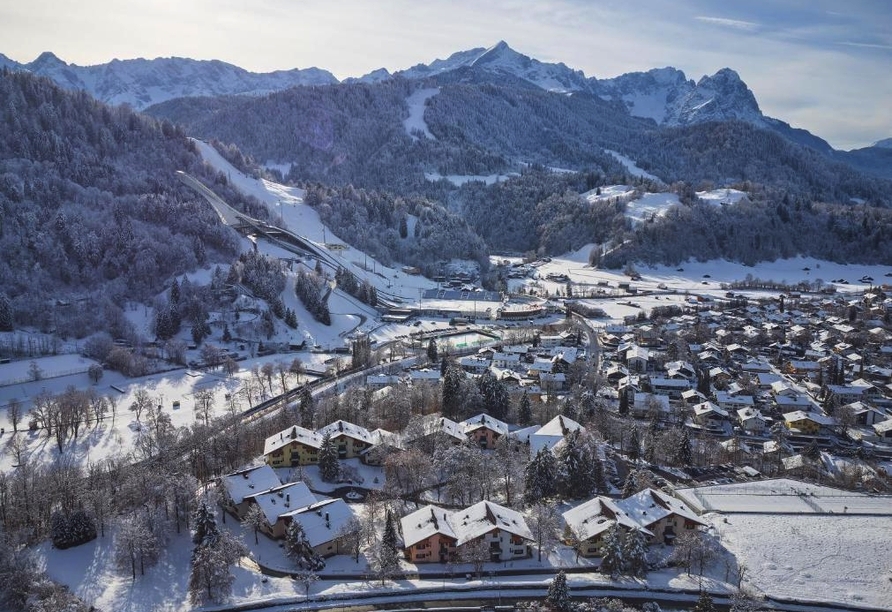 Blick von oben auf das Dorint Sporthotel Garmisch-Partenkirchen im Winter