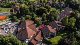 Blick von oben auf das Dorint Sporthotel Garmisch-Partenkirchen im Sommer
