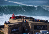 In Nazaré können Sie die Surfer auf dem tosenden Meer beobachten.