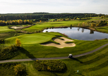 Spielen Sie eine Partie Golf auf dem hoteleigenen Golfplatz.