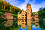 Wandern Sie zum atemberaubenden Wasserschloss in Mespelbrunn.