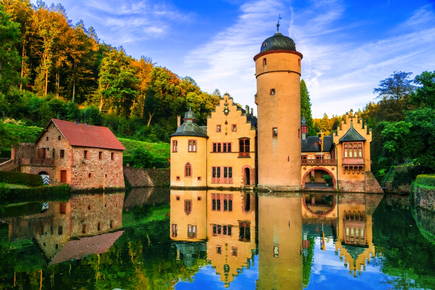 Wandern Sie zum atemberaubenden Wasserschloss in Mespelbrunn.