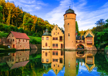 Wandern Sie zum atemberaubenden Wasserschloss in Mespelbrunn.