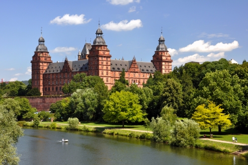 Besuchen Sie das malerische Schloss Johannisburg in Aschaffenburg.