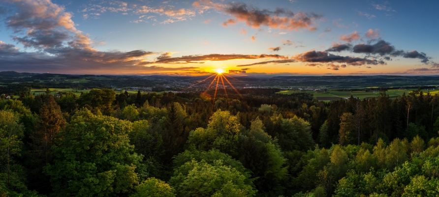 Genießen Sie die letzten Sonnenstrahlen des Tages bei einer tollen Aussicht.