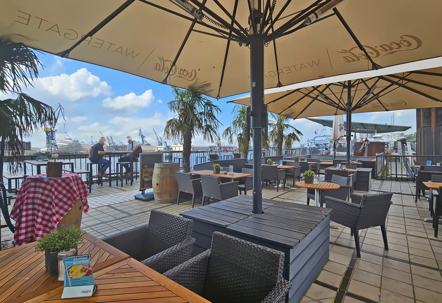 Mitten im Hafengeschehen von Hamburg lädt das Restaurant Watergate zum Verweilen ein.