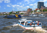 Mit dem Schiff lässt sich der Hamburger Hafen wunderbar erkunden.
