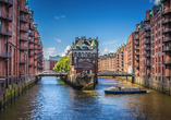 Bei der Hafenrundfahrt erfahren Sie Wissenswertes über die Speicherstadt.