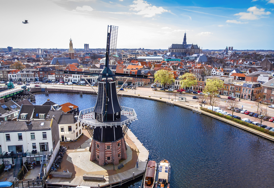 Blick auf die Windmühle De Adriaan in Haarlem