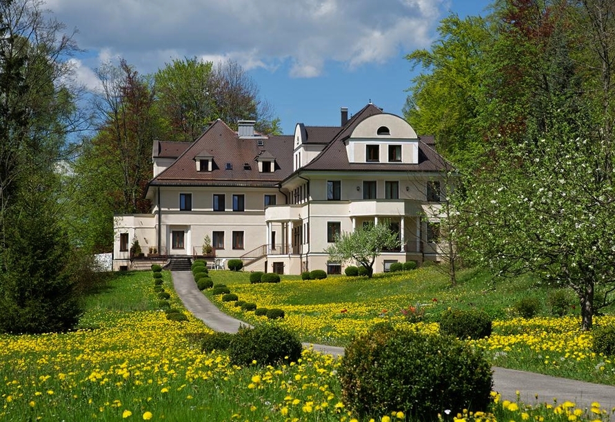 Das Hotel liegt idyllisch in einer Parkanlage.