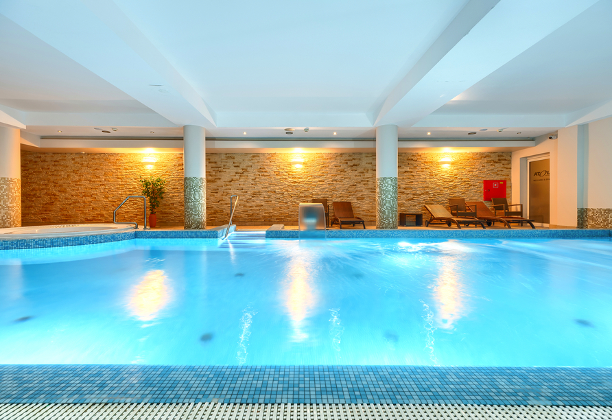 Das Hallenbad im Hotel Atol Spa