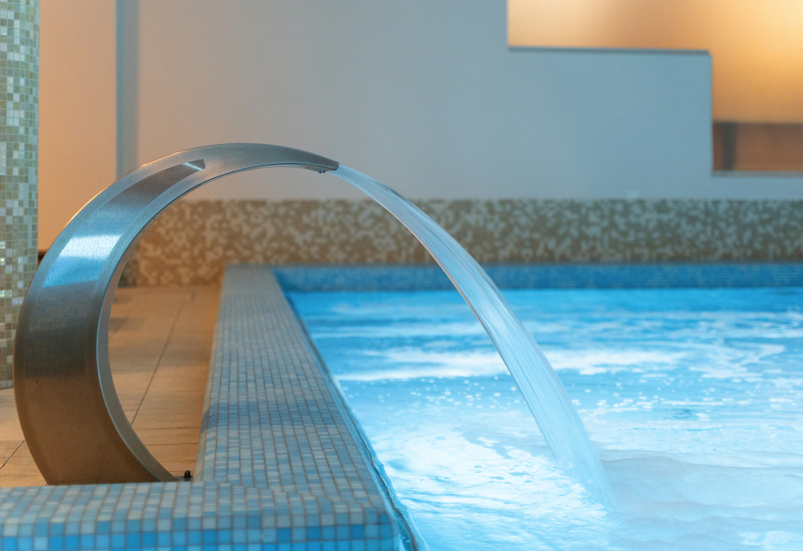 Freuen Sie sich auf entspannende Stunden im Hallenbad des Hotels.