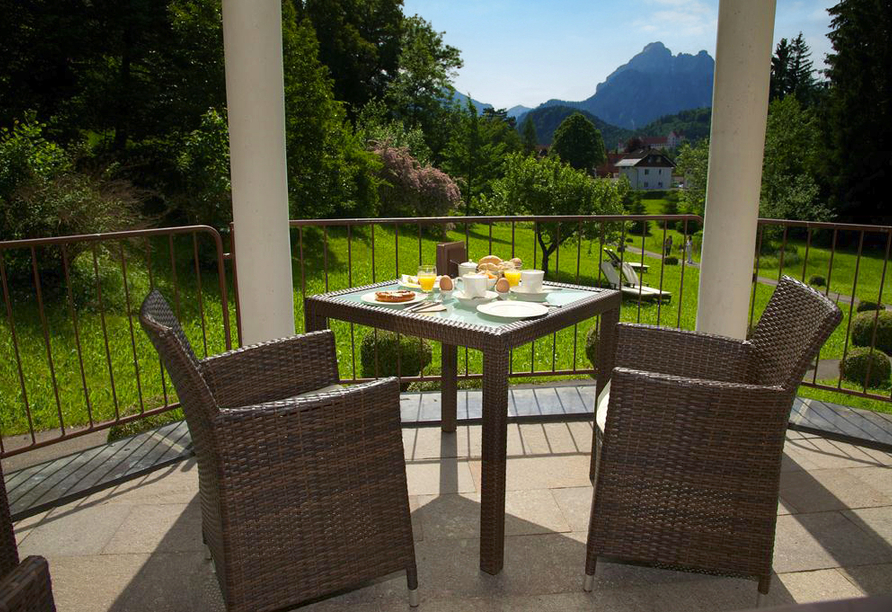 Gemütliche Terrasse des Hotels mit Blick ins Grüne