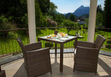 Gemütliche Terrasse des Hotels mit Blick ins Grüne