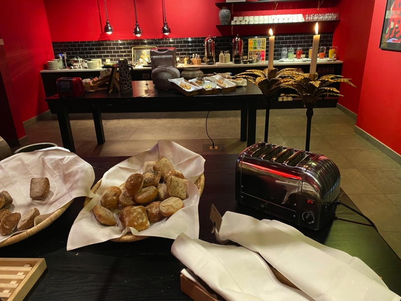 Freuen Sie sich auf frische Brötchen beim Frühstücksbuffet.