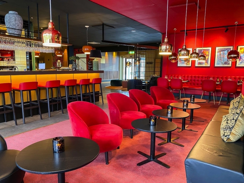 Genießen Sie ein leckeres Erfrischungsgetränk an der gemütlichen Bar des Hotels!