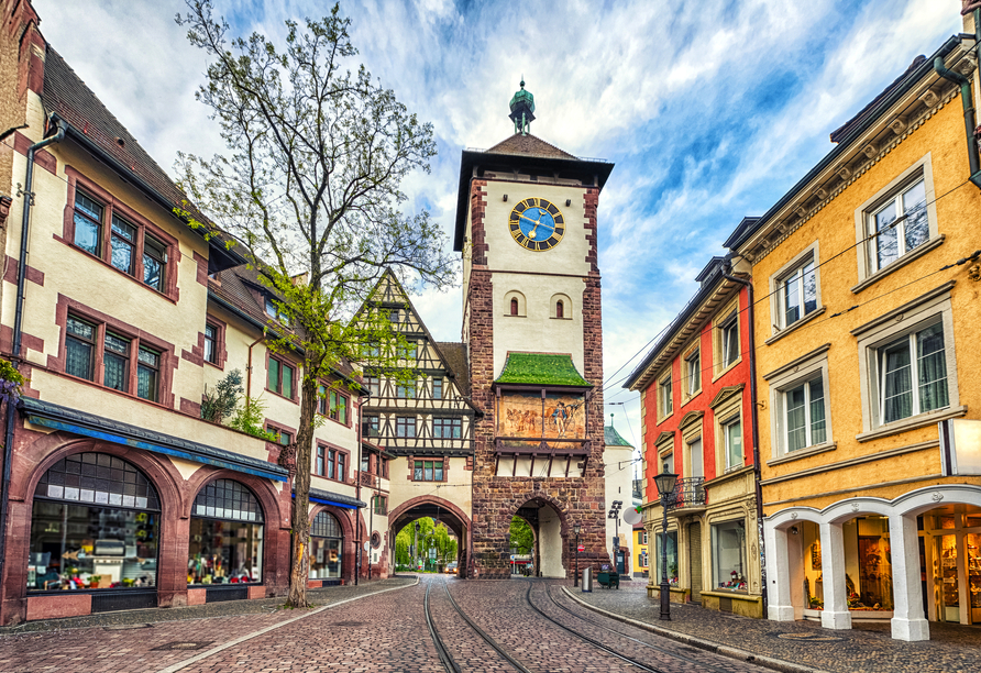 Entdecken Sie Freiburgs Charme – das Schwabentor führt Sie direkt ins Herz der Altstadt.