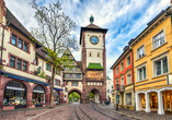 Entdecken Sie Freiburgs Charme – das Schwabentor führt Sie direkt ins Herz der Altstadt.