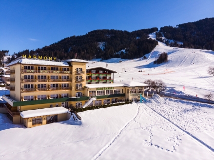 Das Hotel Harfenwirt heißt Sie in einer idyllischen Winterlandschaft herzlich willkommen.